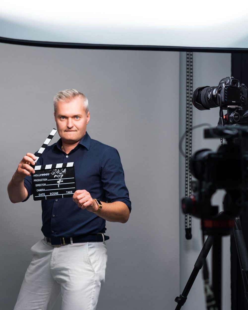 Vytautas Kontrimas su filmavimo pliauskiu studijoje